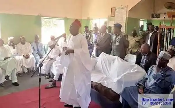 Photos: Kano State Gov. Umar Ganduje Frees 500 Prison Inmates, Pays Their Bail Fine In Spirit Of Ramadan